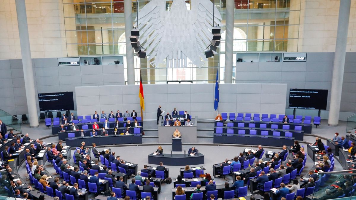 Německý parlament drtivou většinou podpořil dodávky těžkých zbraní Ukrajině